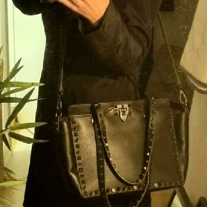 Valentino axelremsväska i äkta skinn - AAA-kopia, dustbag medföljer. Långa axelremmen är avtagbar. 