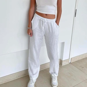 vita linnebyxor - vita linnebyxor från design by si, men köpta här på plick ⚡️ säljer då de var ganska stora på mig 💕 jag vet inte vilken storlek de är men de sitter som storlek M ungefär. skriv till mig vid frågor eller för fler bilder. köparen står för frakt 🛍 ✨