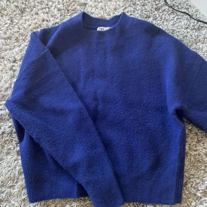 Mörkblå Zara tröja - Jag säljer nu min jättefina mörkblå tröja från Zara, perfekt för sena sommarkvällar. Tröjan är i storlek S och säljs pågrund av att jag rensat min garderob. Tröjan är i super gott skick! Hör av er vid frågor☺️☺️☺️💕