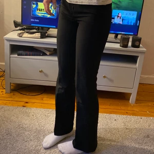 kostymbyxor ifrån bikbok  - vanliga svarta skitsnygga kostymbyxor från bikbok! modell Vilma, storlek 34!