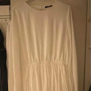 Gina klänning  - Gina tricot strl 44 - endast testad, skulle haft den på studenten förra året men ångrade mig där av säljer jag den  