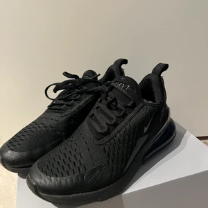 Air Max 270  - Säljer det pågrund av det ej kommer till användning längre.. orginal pris 1699kr men jag säljer de för 700kr då det är i ett väldigt fint skick🌟🌟 frakt ingår men om du ska ha spårbart så får du betala lite extra 