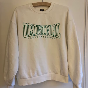 Tjocktröja - Säljer denna tjocktröja från ginatricot. Nopprig inuti och på trycket, annars i bra skick❗️köparen står för frakt❗️