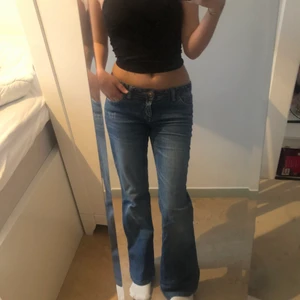 Blåa Lowrise Jeans  - Hej, jag säljer ett par low rise jeans. Dom ser helt nya ut och är i jätte bra skick. Nypris: 120 + Frakt. Säljer dom enbart pga att dom är lite stora på mig. Tveka inte att höra av er om ni har frågor. 