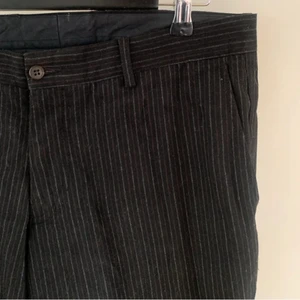 Randiga Kostymbyxor  - Säljer dessa randiga Kostymbyxor. De sitter ganska lågmidjat på mig som brukar ha S. Lite utsvängda vid benen. Super fina!! Pinstripe😍😍