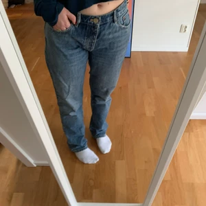Zara jeans - Mid Rise zara jeans! Väldigt bra skick! Säljs i storlek 42 och 36🤍🤍