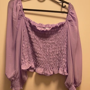 Lila tröja från H&M - Köpt för ca 2 år sedan använd 1 gång. Köpt för 199kr