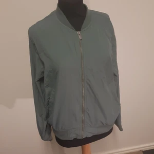 Grön bomberjacka från lager 157 - Super fin grön bomberjacka från lager 157 son tyvärr inte används. Har inte den stilen längre men det känns tråkigt om ingen annan ska få känna glädje av den. En liten fläck på höger ficka men det är inget som märks