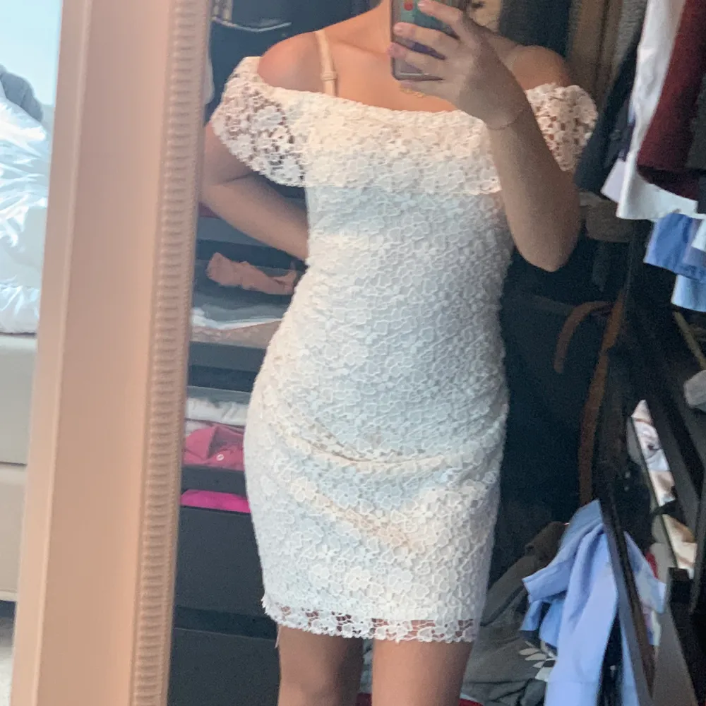 En jättefin vit klänning som jag älskar men inte använder längre.Den kan användas som en studentklänning och en vanlig klänning . Klänningar.