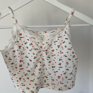 LINNE  - Jätte gulligt linne från shein, använt en gång då jag provat den men storleken inte passat❤️ Köpte den för 45kr