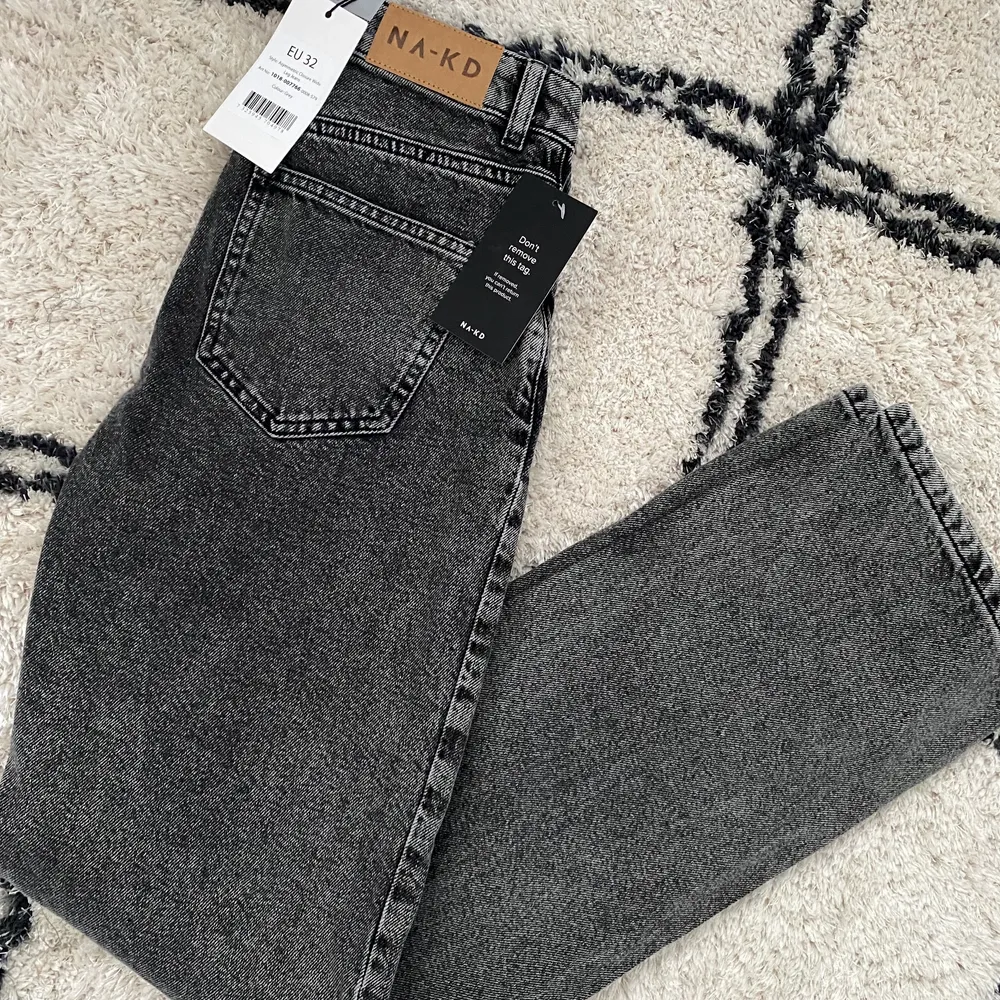 Säljer ursnygga grå jeans från nakd, helt oanvända! Köpt för 399kr säljs för 150kr. Jeans & Byxor.
