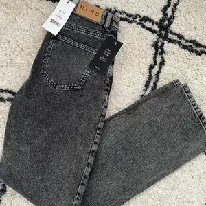 Säljer ursnygga grå jeans från nakd, helt oanvända! Köpt för 399kr säljs för 150kr