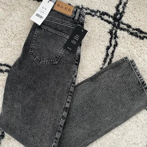 NA - KD JEANS  - Säljer ursnygga grå jeans från nakd, helt oanvända! Köpt för 399kr säljs för 150kr