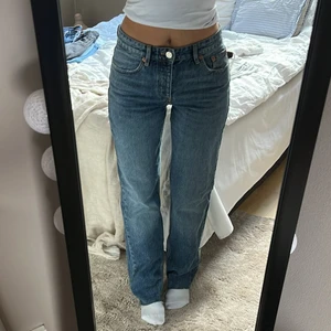 Zara mid Rise jeans - Super snygga!! Jag är ca 170🖤 