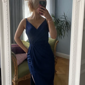 Balklänning  - Blå balklänning med djup rygg! Använd en gång på min bal! Inga konstigheter, i mycket fint skick! Storlek XS 💜