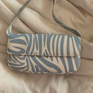 Väska - Jättefin väska som är köpt från Gina Tricot för 1 år sedan💚 Den är som ny💗