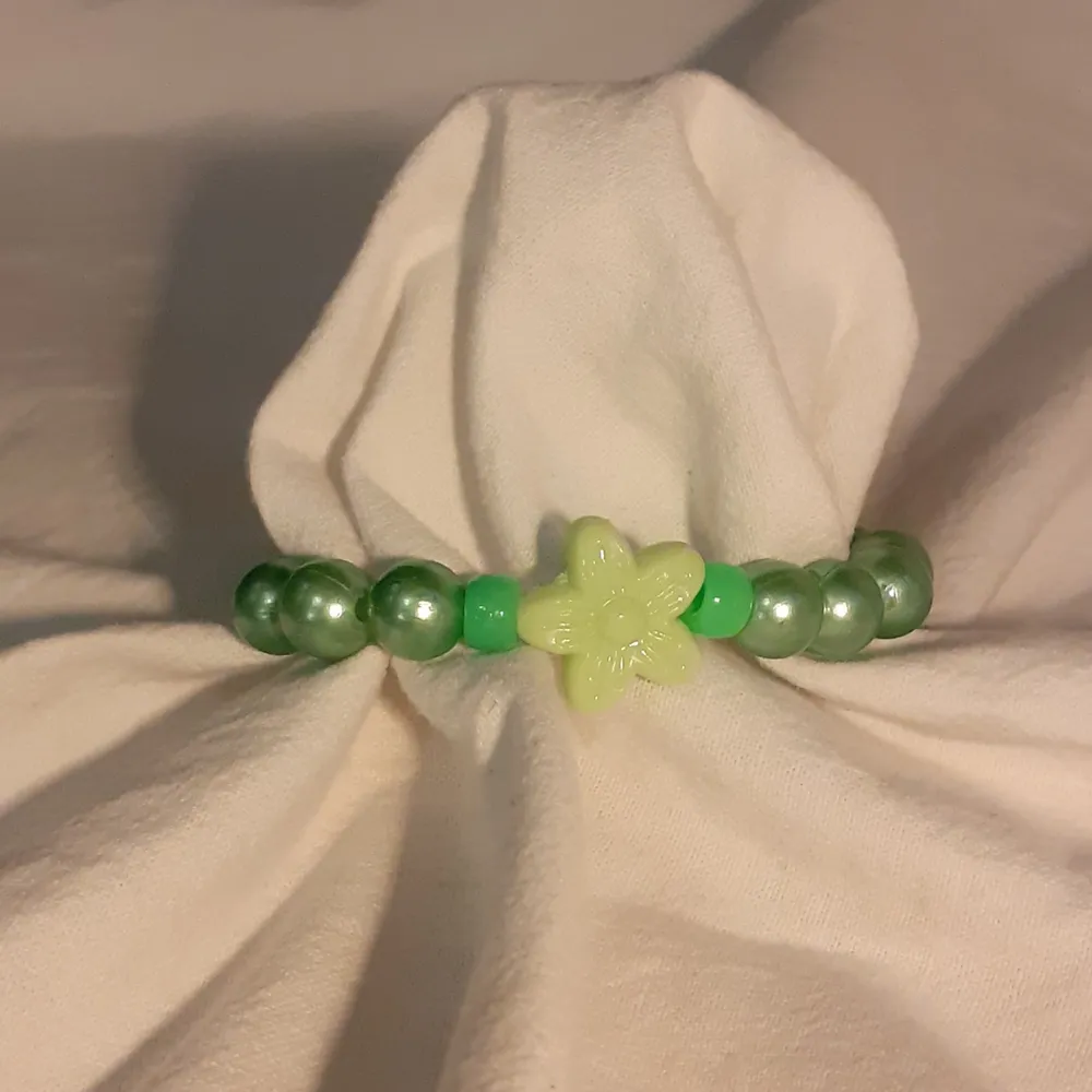 Ert sött sommararmband i gröna färger!😄. Accessoarer.