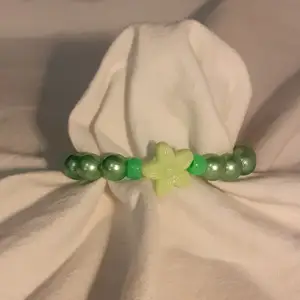 Ert sött sommararmband i gröna färger!😄