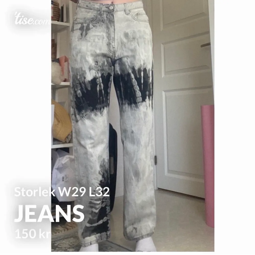 Jeans från weekday  Storlek i höft: 29 Storlek i längd: 32. Jeans & Byxor.