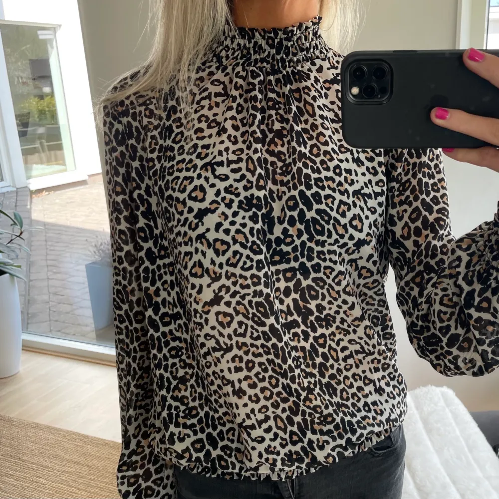 Säljer min superfina leopard blus. Storlek 36!!!❣️❣️❣️. Blusar.