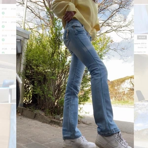 (Väldigt) lågmidjade jeans - Tänkte Sälja dessa jättesnygga jeans som jag tyvärr anser är för korta för mig (är 172)😭😫 Köpta på second hand butik, köparen står för frakten. Det är bara att kontakta mig privat vid intresse, om fler är intresserade startar jag budgivning 💕 (byxorna är i `’low’ waist 28 / skulle säga passar typ en 34-36:a)