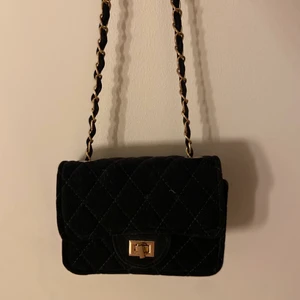 Svart väska  - Får plats med lite blandade små saker som kan vara bra att ha med sig, inte en klumpig väska utan den är ganska liten och smidig. 