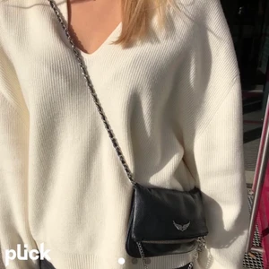 Zadig & Voltaire Väska - Tänkte kolla ifall någon skulle vara intresserad av att köpa min Zadig väska, den lilla modellen 🌸 Köpt i början av hösten förra året och är väldigt sparsamt använd (bilderna är lånade). Skriv privat för egna bilder, priset kan diskuteras vid snabb affär 💞 Nypris: 1899 kr