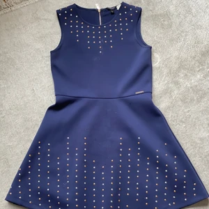 Klänning - Super fin mörk blå klänning köpt från MARCIANO.    Los Angels storlek 11 och upp ska sitta 