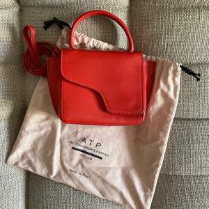 Röd Montalcino väska från ATP Atelier. Sparsamt använd. Ordinarie pris: 3300 kr. 