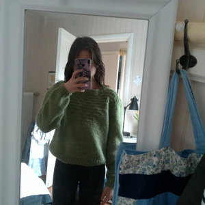 Retro Sweater  - Säljer denna asfina gröna tröjan som jag köpte Secondhand men som inte kommer till användning. Jag skulle säga att den är i storlek XS-M men det beror på hur man vill att den ska sitta.<3
