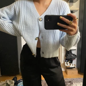 Kofta Chiquelle - Slutsåld stickad kofta från Chiquelle, nyskick! One size💙, nypris 399kr