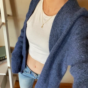 Stickad tröja/kofta - En jätte fin stickad tröja/kofta från NA-KD i en mörkblå färg som är perfekt nu till sommaren! Den är storlek xxs och skulle nog passa xxs-m beroende på hur man vill att den ska sitta såklart! Jag är 155cm✌️