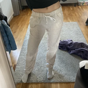 Linnebyxor  - Helt oanvända linneabyxor ifrån hm, finns inte i sortimentet längre då de är förra årets modell! Stl s.    Köp direkt för 300 +frakt 