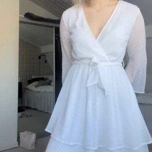 Vit klänning - Superfin klänning från NA-KD! Endast använd en gång, så som ny. Hör av dig om du har frågor ❤️