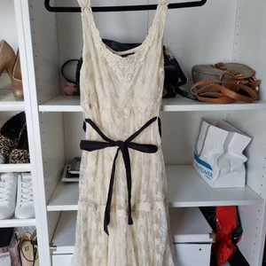 Klänning - Creme vit Spetsklänning med underklänning. Storlek S. Minns ej vart jag köpte den. Använd 1 gång. 