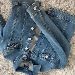 Jeans jacka från gant storlek 156- 164 aldrig andvänd lappar kvar