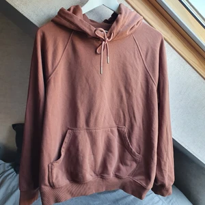 Hoodie från H&M - Hoodtröja från H&M i en ljud roströd/brun färg, i bomull och polyester. Fint skick, använd ett fåtal gånger. Perfekt till kyliga sommarkvällar! Frakt tillkommer ✨️