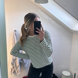 Grön randig tröja zara - Randig, grön topp/tröja från zara. Bara använd 1 gång💚 köpare står för frakt