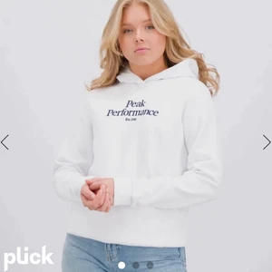 Peak performance hoodie - Säljer min peak performance hoodie i strl 150. Säljer då den är för liten på mig. Köptes för 1200 på Intersport säljer för 500kr. Skriv för frågor💗💗