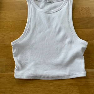 Zara linne - Säljer mitt zara linne i storlek MEDIUM🥰📍 vit ribbad zara linne😍