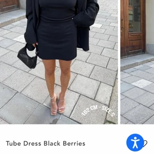 Djerf Avenue Tube Dress Black Berries - Nypris 899. Säljs då jag köpte samma klänning i M och missade att det endast var 14 dagars retur. Endast provad en gång, ligger i packningspappret i paketet. Passar M-XL. Kontakta mig vid frågor om plagget!