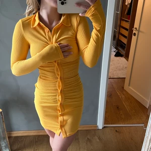 Sommarklänning  - Säljer denna jätte fina oranga klänningen, perfekt till sommaren!! Kund står för frakt 