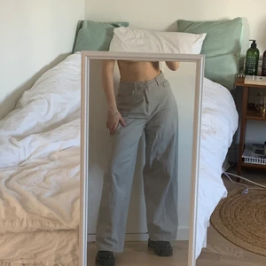 Grå vida jeans - Skitsnygga gråa vida jeans från missguided! Mycket sparsamt använda! Storlek 36 med hyfsat small midja! Köpta för 400kr💙💙💙