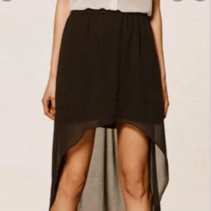 Kjol, kort fram & lång bak  - Kjol som är kort fram och lång bak. Ej genomskinlig då det finns en underkjol. Använd 1 gång 🖤