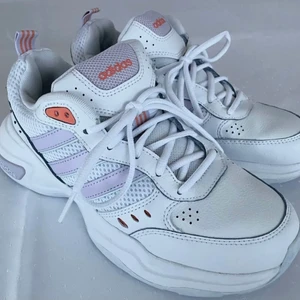 Sneakers - Sneaker från Adidas. Sparsamt använda. Jättebekväma men kommer inte till användning. Frakt 66 spårbart 