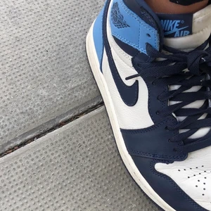 Air jordan 1 retro High, obsidian  - Säljer mina älskade Air jordans 1 retro high, köpta här på plick för 6000 orginal kvitto finns. Storlek 40 i bra skick, mina egna bilder☺️ 