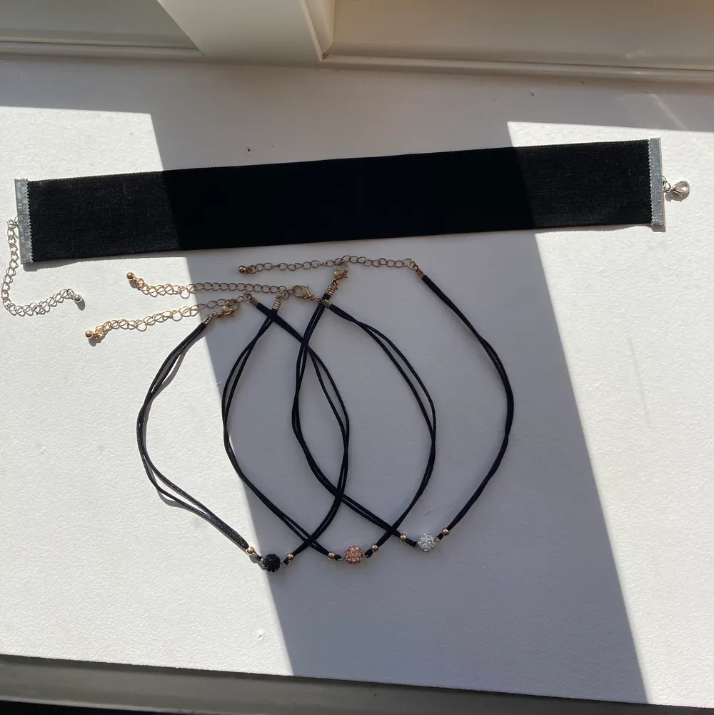 Bred choker i sammet med silverkedja- 20 kr. Tre st elastiska chokers med svart, rosa och silver pärla. Kan bäras var för sig. - En för 20 eller alla tre för 40 (:   (OBS den rosa råkade tappa en Sten nu när jag tappade den under fotning) frakt: 14/26 kr . Accessoarer.