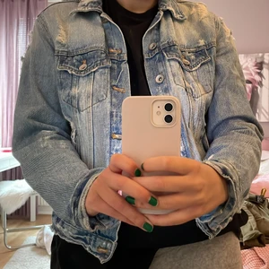 Jeansjacka  - Jeansjacka från Zara som nästan aldrig är använd!🥰