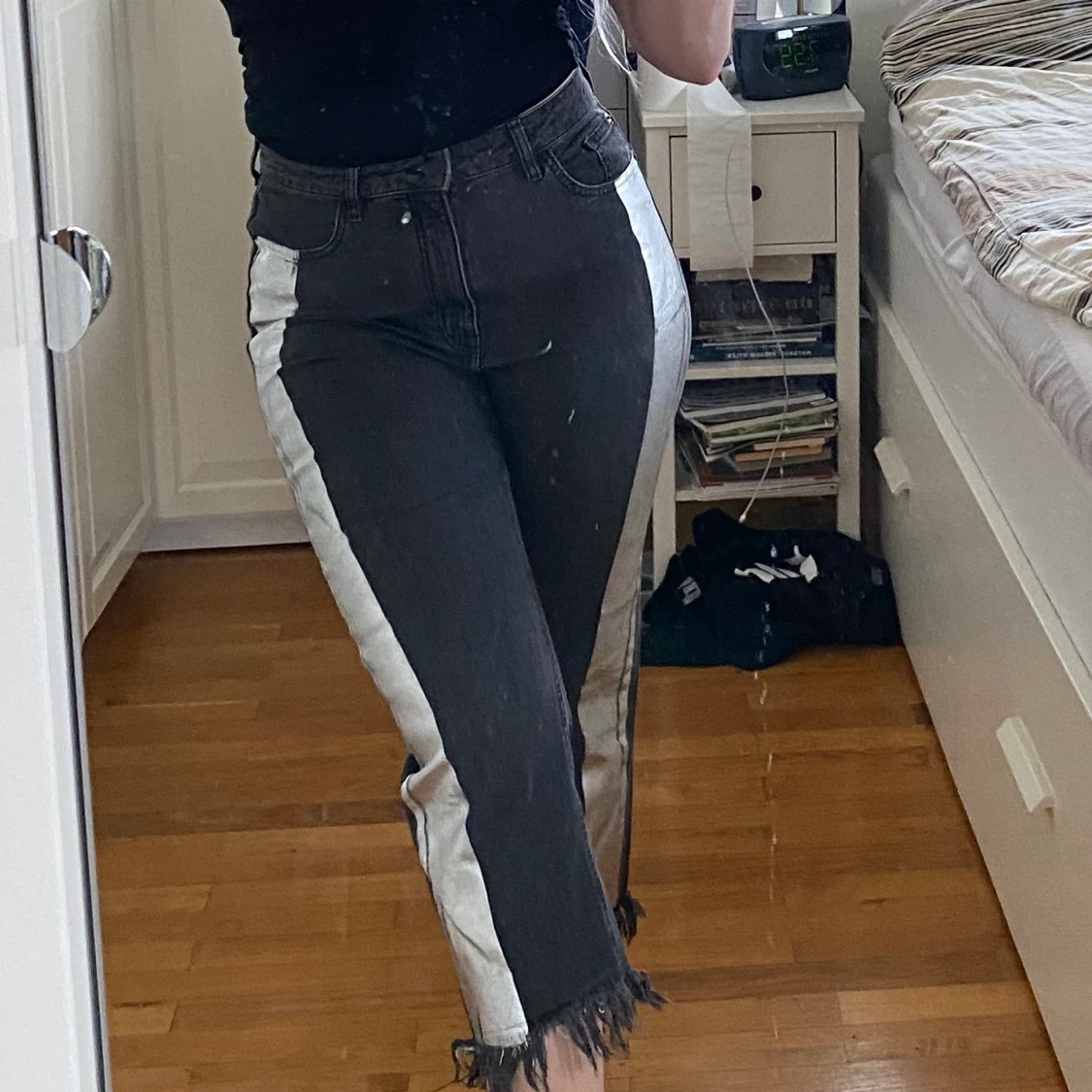 Gråa jeans med silvrig rand  - 91