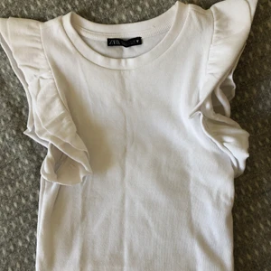 POPULÄR ZARA TOPP! - En jättefin volangtopp från zara! Perfekt till sommaren😍 helt oanvänd och slutsåld! Kontakta mig vid intresse/frågor!!💕